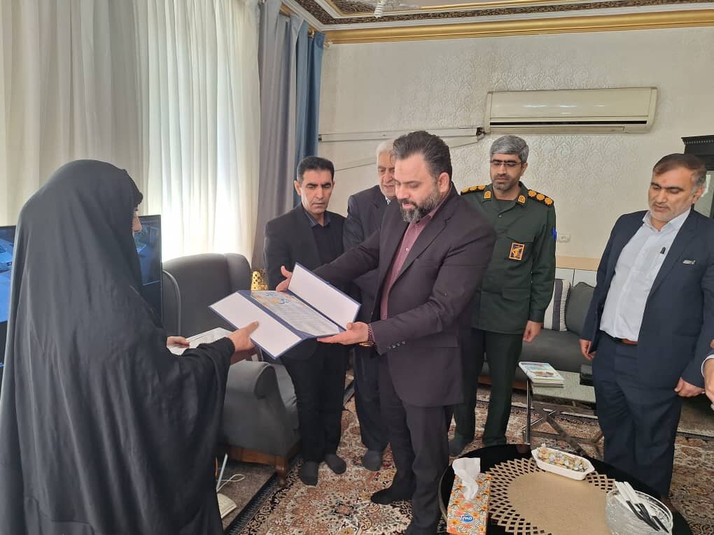 هدیه رییس جمهور توسط فرماندار شوش به خانواده شهید سعید عبدالخانی اهداشد