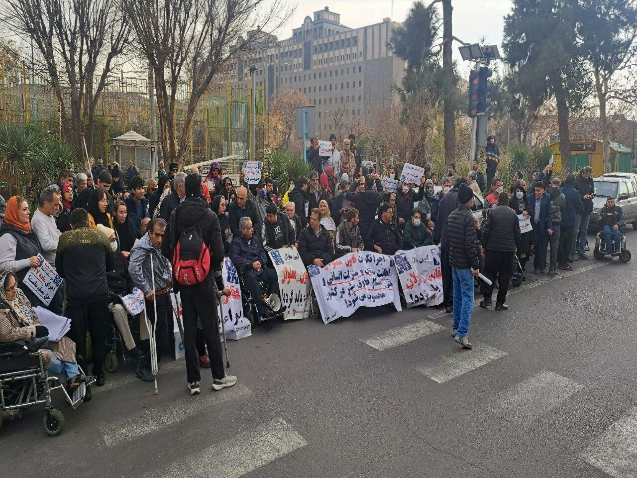 معلولان از سوی پلیس محاصره شدند، سیلی خوردند و حراست سازمان برنامه بلندگوی‌شان را قاپید