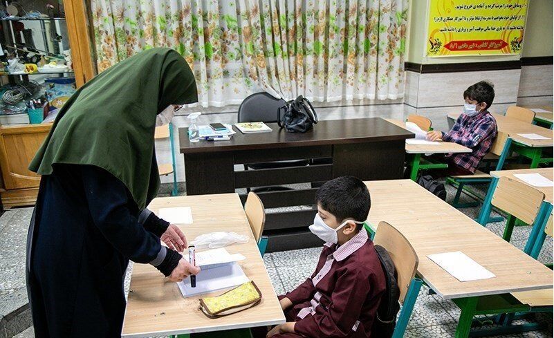 یک کارشناس امور آموزشی: کاهش کیفیت و کمیت یادگیری در حال وقوع و «فقریادگیری» در جامعه روز به روز در حال افزایش است / مدارسی در کشور داریم که تمام دانش‌آموزان آن‌ها در آزمون‌های تیمز و پرلز زیر میانگین جهانی «نمره» گرفته‌اند / استخدام حق‌التدریسی‌ها و نهضتی‌ها باعث شد یکباره حجم عظیمی از نیروهایی که صلاحیت کافی برای معلمی نداشتند وارد مدارس شوند