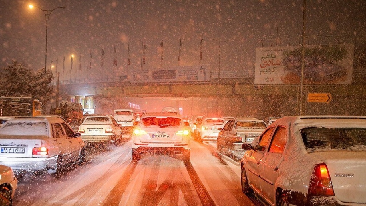 وضعیت نامطلوب معابر شمالی شهر در پی بارش برف/ در صورت امکان از منزل خارج نشوید