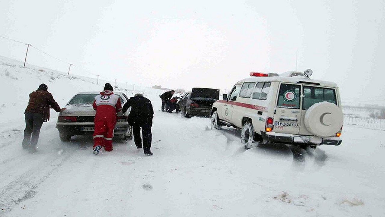 آماده‌باش نیرو‌های عملیاتی هلال احمر در پی هشدار سازمان هواشناسی/ احتمال کولاک برف و سقوط بهمن