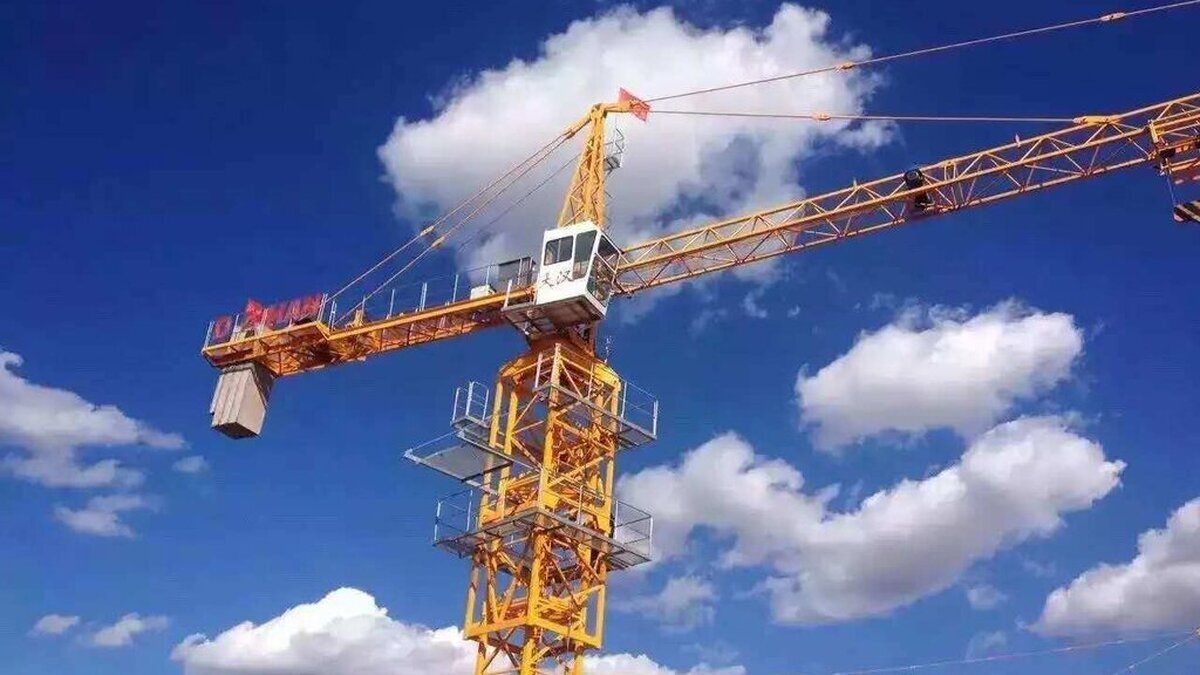 ویدیو / واژگونی جرثقیل در ولنجک تهران؛ ۲ نفر مصدوم شدند