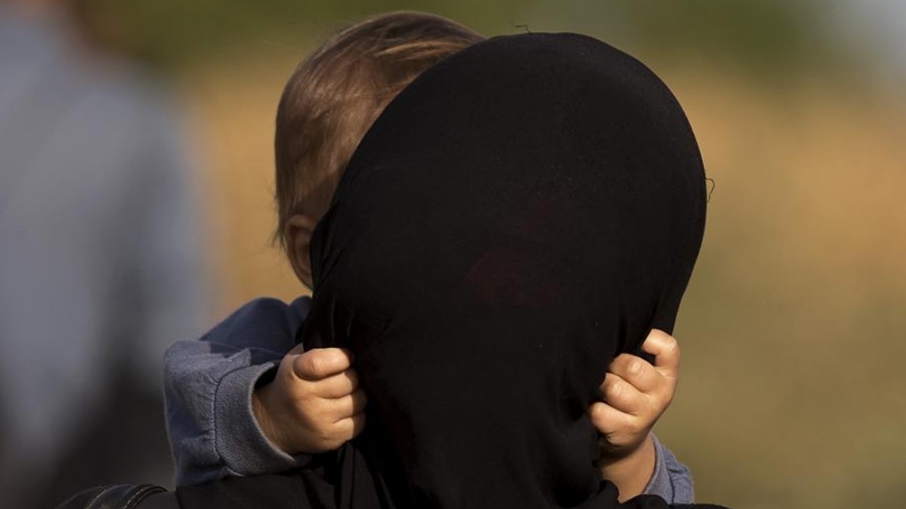 بازگرداندن پسر بچه ۳ ساله به آغوش مادر بازگرداندن پسر بچه ۳ ساله به آغوش مادر