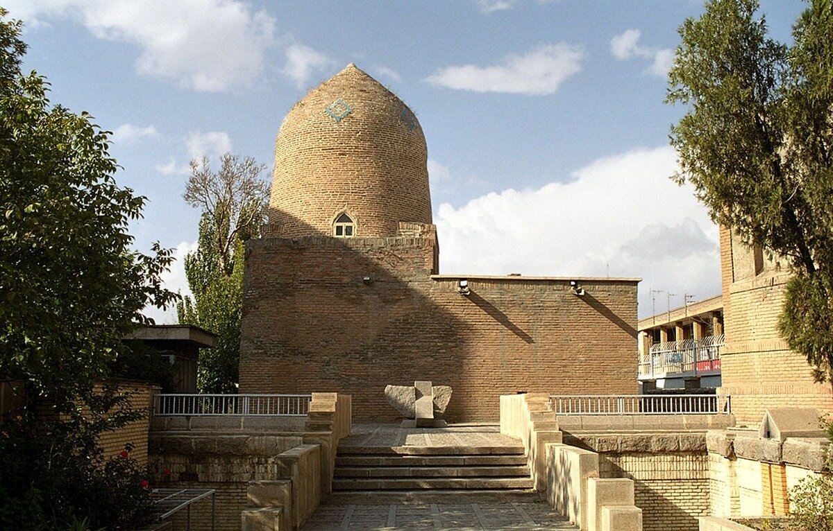 پرتاب کوکتل مولوتف به این مقبره باستانی در همدان