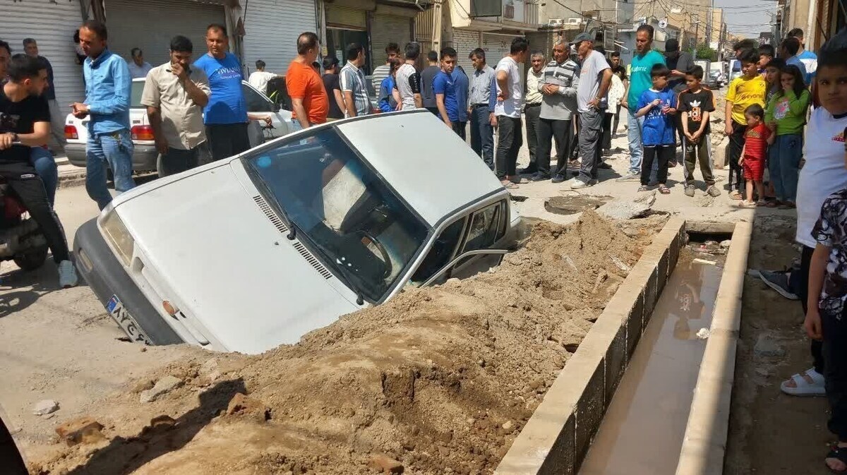 فرونشست وحشتناک زمین؛ پراید در زمین فرو رفت