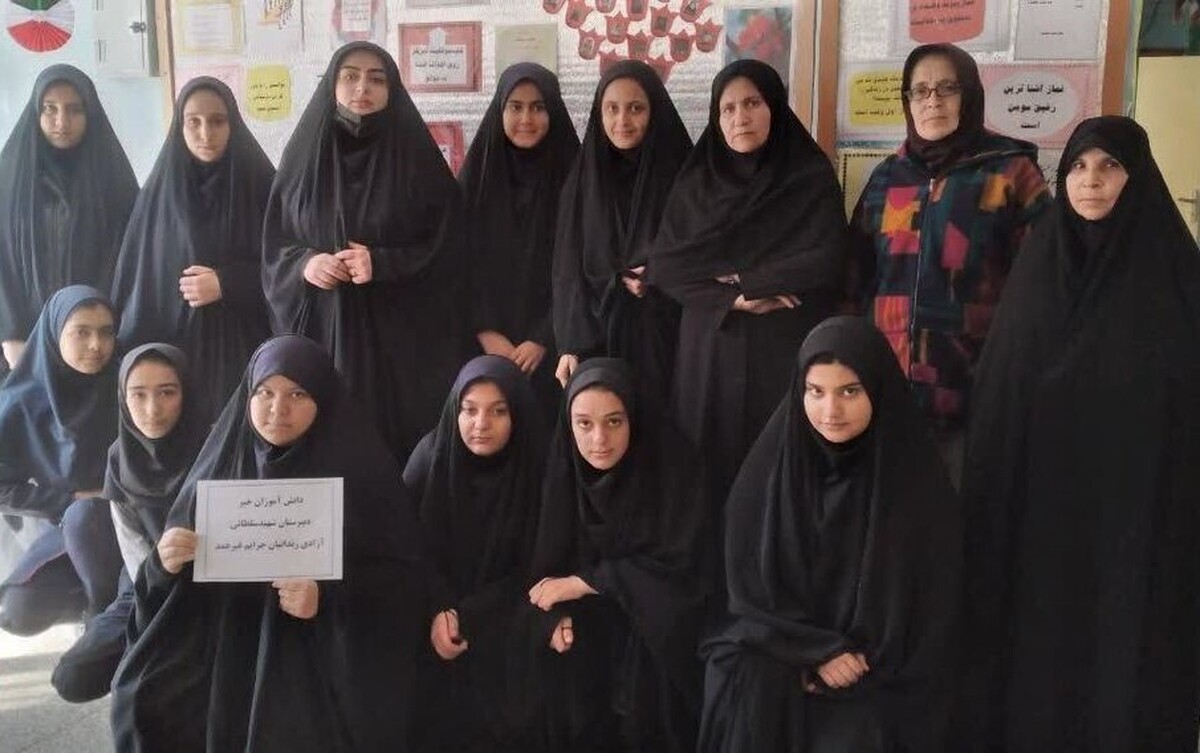 معلم و دانش‎ آموزانی که ۳ زندانی را به آغوش گرم خانواده بازگرداندند