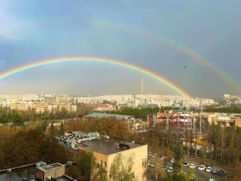 مشرق نیوز – عکس/لحظه کمیاب ایجاد رنگین‌کمانِ دوقلو در آسمان تهران