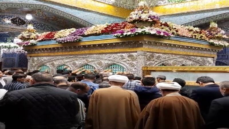 حال و هوای زائران در جوار ضریح امام رضا (ع) +فیلم
