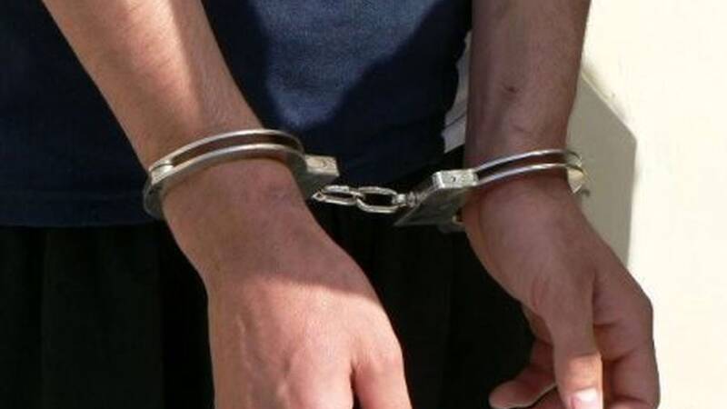 دستبند پلیس بر دستان عامل سنگ پرانی در شمال