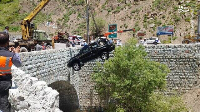 سقوط خودرو پرادو به داخل رودخانه کرج +عکس
