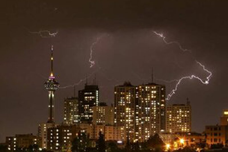 تصویری کم‌نظیر از آسمان تهران/ عکس