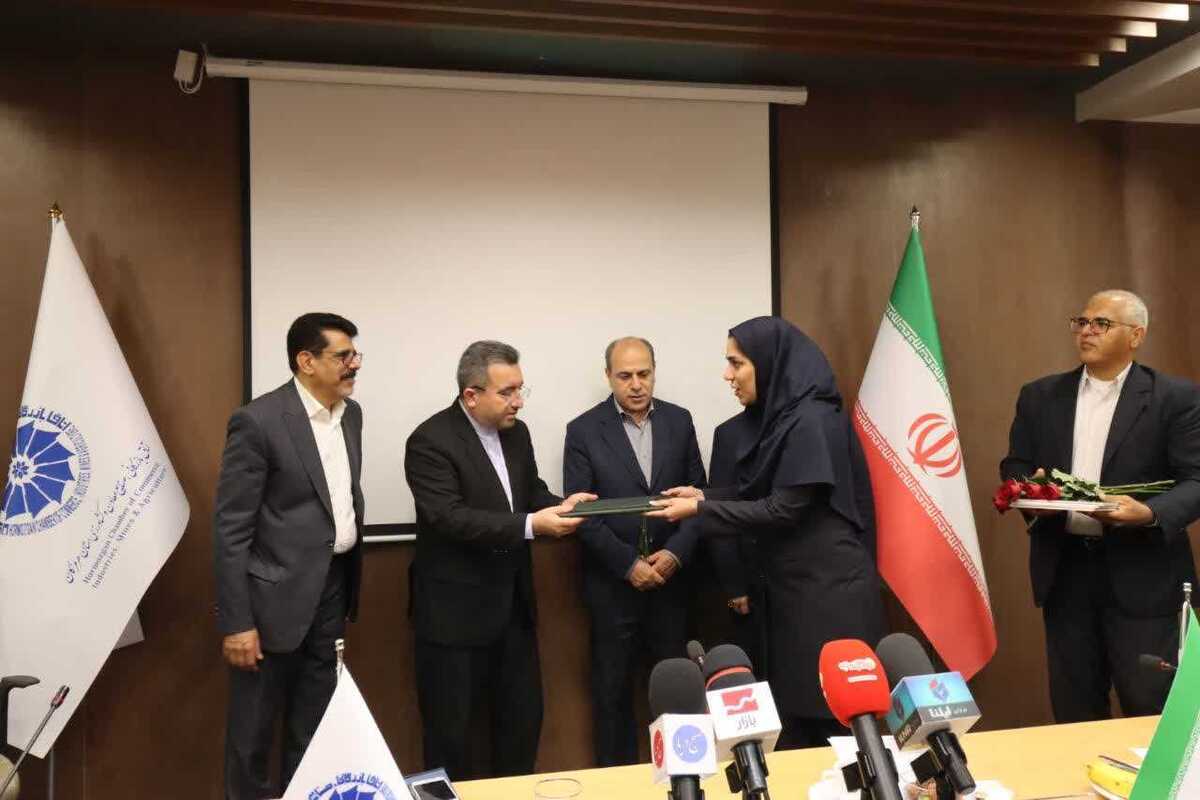 اتمام ۱۰۰ درصدی حدنگاری اراضی و املاک شهرک‌های صنعتی استان هرمزگان با تحویل آخرین سند از سوی رئیس سازمان ثبت