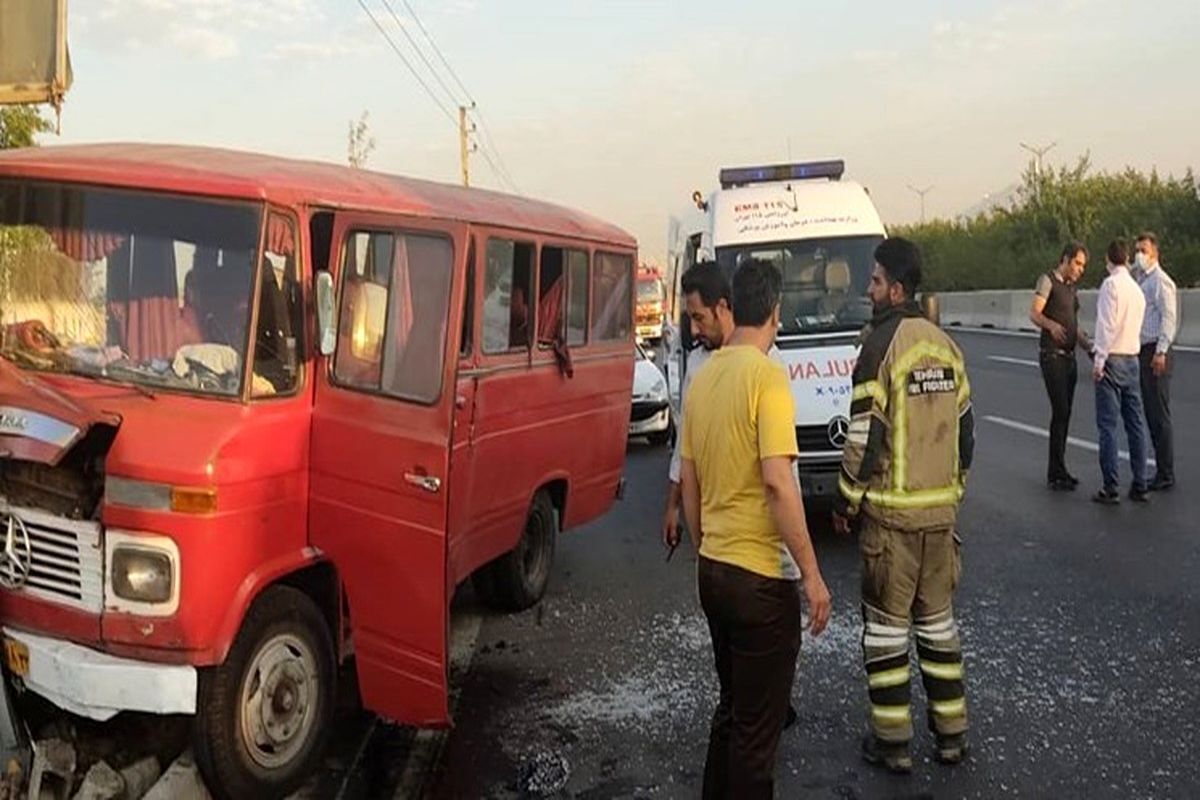 واژگونی مینی‌بوس در آزاد راه قزوین؛ ۱۵ نفر مصدوم شدند