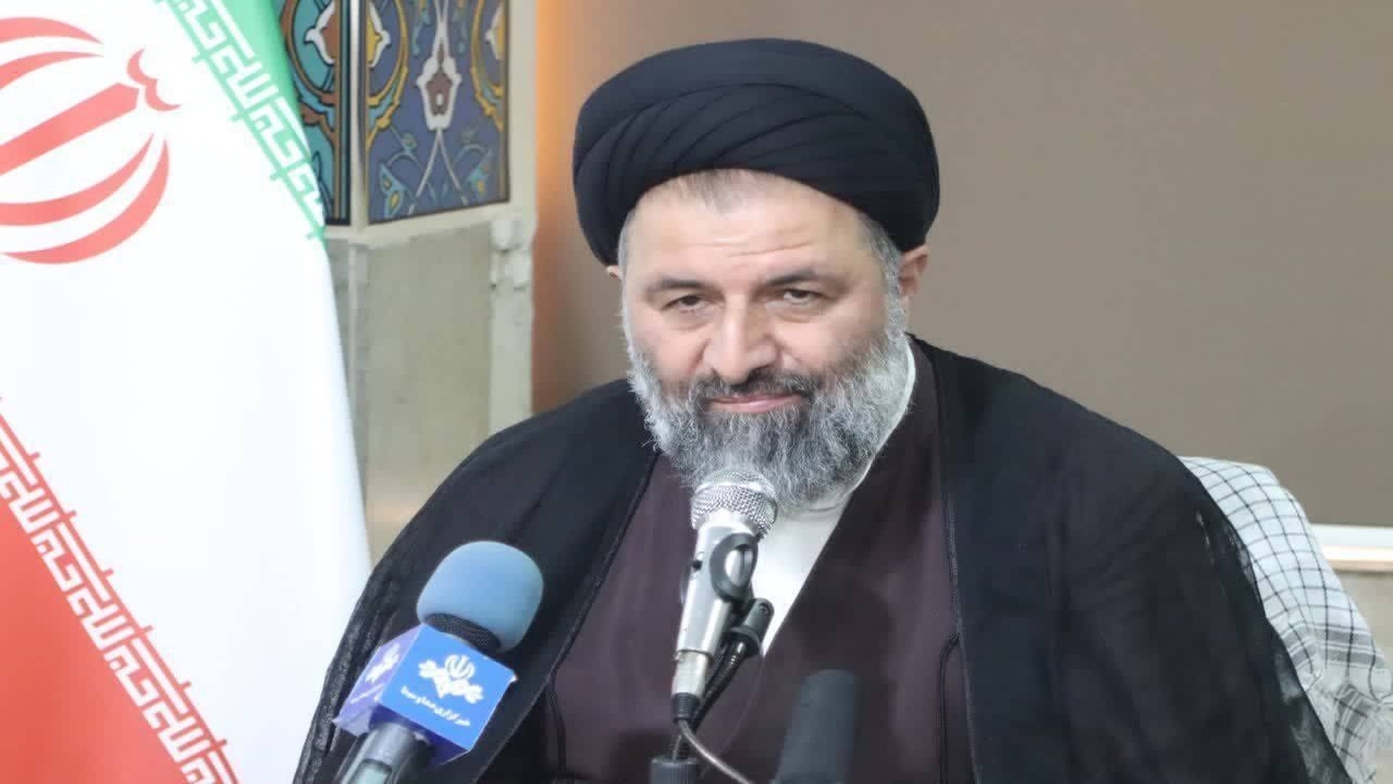 عالم واقعی آن است که دانایی خود را از قرآن و اهل بیت (ع) بگیرد