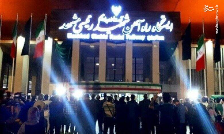 لحظه رونمایی از تابلوی جدید ایستگاه راه آهن مشهد