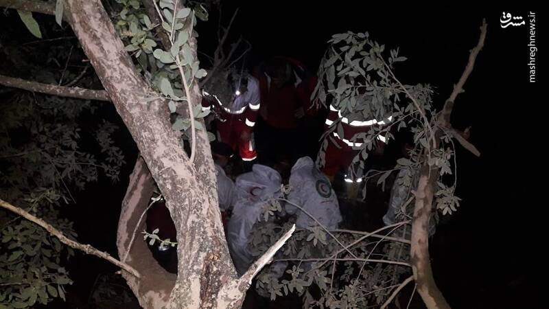 امدادرسانی به مسافران در جاده سیل‌زده کندوان
