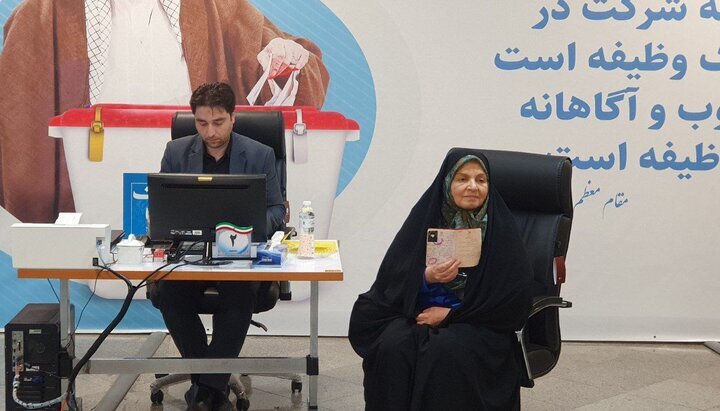رفعت بیات: به احتمال ۶۰-۷۰ درصد تایید می‌شوم/ بیشترین دغدغه زنان اشتغال جوانان و همسرانشان است/ داشتن روسری و شال چه خدشه‌ای به زنان وارد می‌کند؟