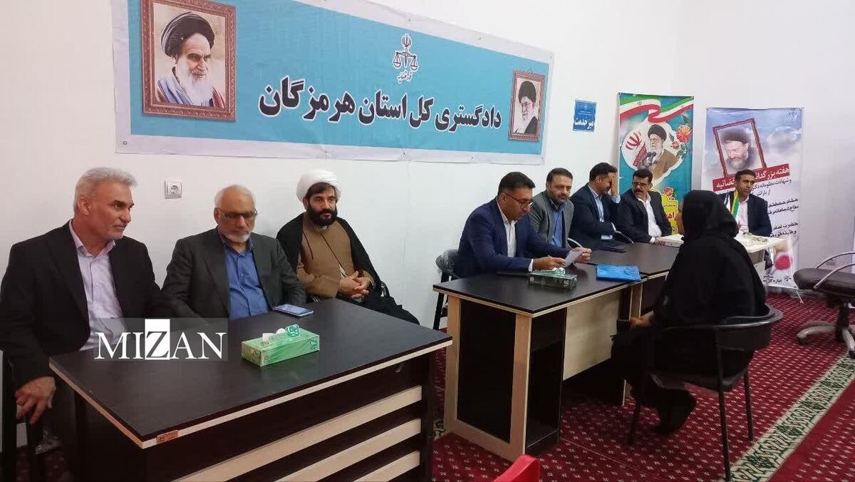 برپایی میز خدمت مسئولان قضایی استان هرمزگان در نماز جمعه/ رئیس کل دادگستری استان دستور رسیدگی به درخواست‌های ۱۳۲ نفر از مراجعین را در مسجد جامع بندرعباس صادر کرد