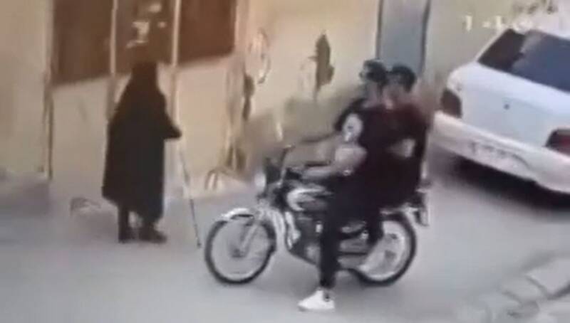 لحظه حمله سارقان بی رحم به یک خانم سالمند