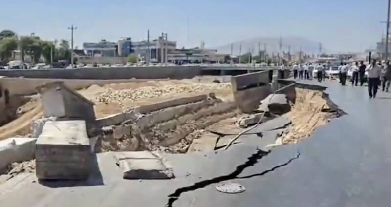 فرونشست خیابان در شیراز مردم را وحشت‌زده کرد +فیلم