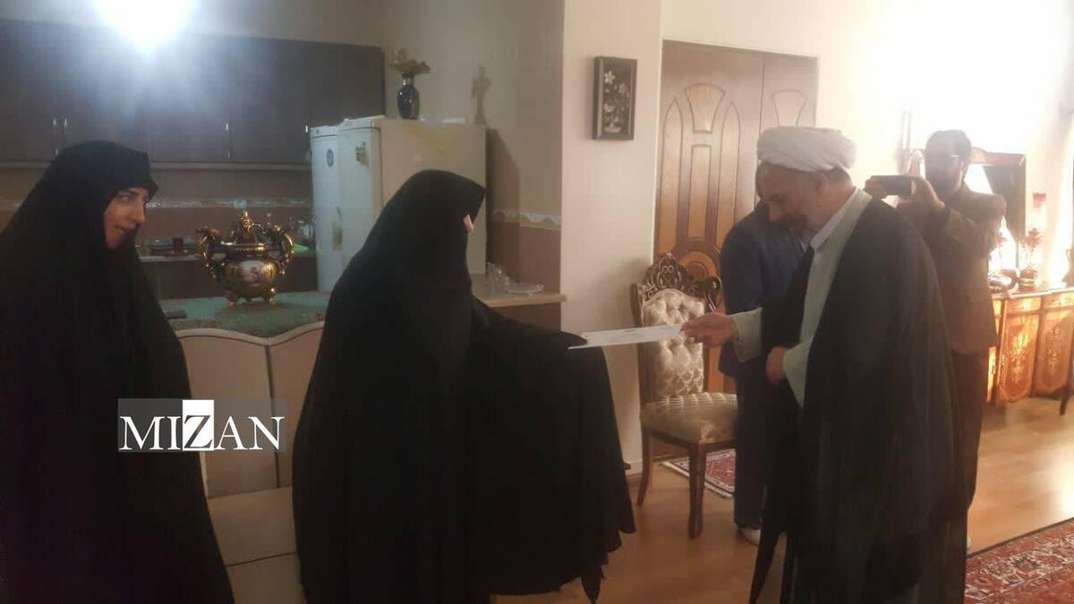 رئیس کل دادگستری زنجان از خانواده شهید میکائیل رضائی تجلیل کرد رئیس کل دادگستری زنجان از خانواده شهید میکائیل رضائی تجلیل کرد