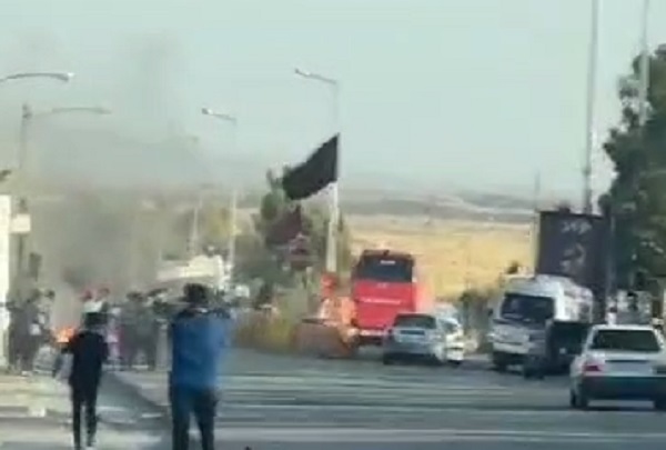 ویدیو / لحظه خالی کردن ترمز تریلی و تصادف با پراید در جاده ایلام به مهران