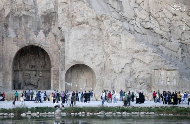 مشرق نیوز – عکس/ مسافران تابستانی در محوطه تاریخی طاقبستان