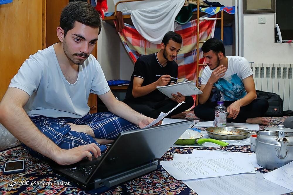 دانشجویان خوابگاهی از دوری خانواده افسرده می شوند/ دانشجویان نسل Z چه مشکلاتی دارند؟ دانشجویان خوابگاهی از دوری خانواده افسرده می شوند/ دانشجویان نسل Z چه مشکلاتی دارند؟