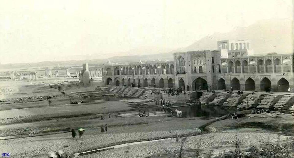 ایران قدیم| صف غم‌انگیز کودکان در پرورشگاهی در اصفهان، سال ۱۳۳۰