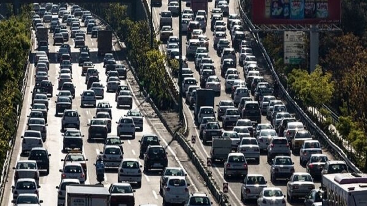 ترافیک پر حجم و سنگین در معابر و بزرگراههای تهران ترافیک پر حجم و سنگین در معابر و بزرگراههای تهران