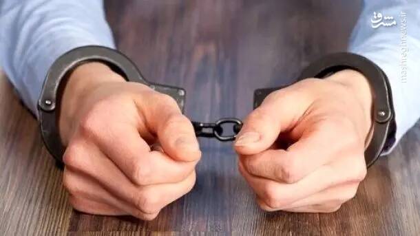 دستبند پلیس بر دست متهمان پرونده مشروبات الکلی آلوده