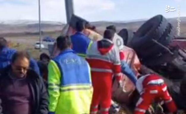 واژگونی مرگبار تریلی در سه راهی دانشگاه آزاد ورزقان