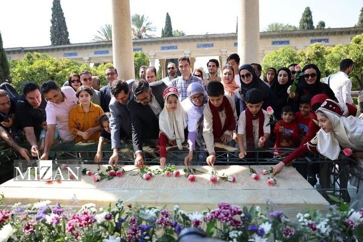 آرامگاه حافظ گلباران شد آرامگاه حافظ گلباران شد