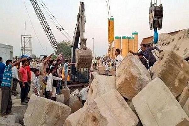 ریزش بلوک های سیمانی در محل ساخت مسیر قطار سریع السیر هند – خبرگزاری مهر | اخبار ایران و جهان