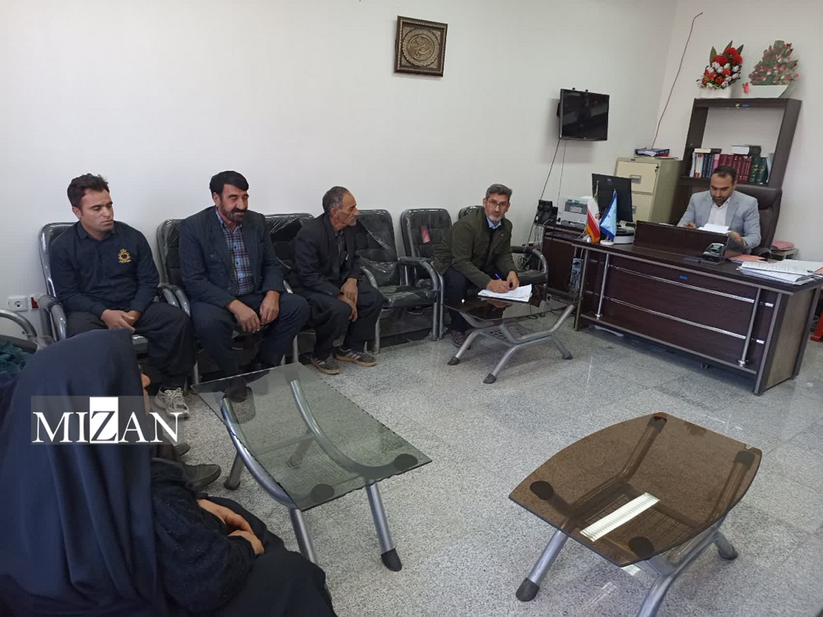 رئیس دادگستری کاکاوند به مشکلات ۱۵ نفر از مراجعان رسیدگی کرد رئیس دادگستری کاکاوند به مشکلات ۱۵ نفر از مراجعان رسیدگی کرد