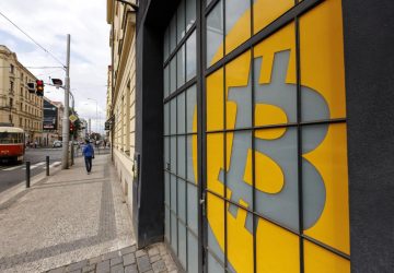 بیت‌کوین یک گام تا ۱۲۴ هزار دلار