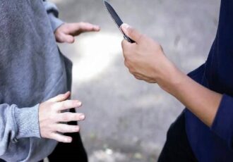 سرقت به عنف و زورگیری از جرایم سنگین محسوب می‌شود