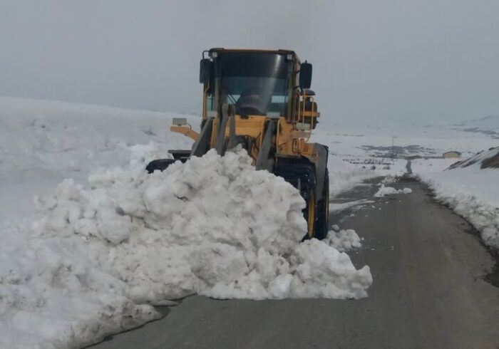 برفروبی محور سیادره شهرستان محلات به همت راهداران استان مرکزی
