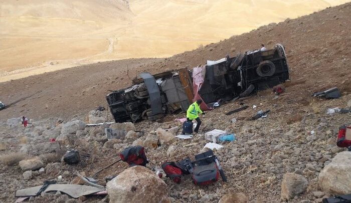 واژگونی اتوبوس تهران–یاسوج در گردنه «ایلان‌دره»؛تعدادمصدومان ۱۵ نفرشد