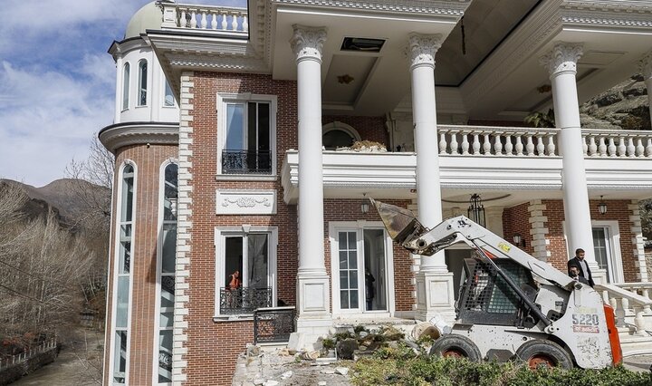 چرا تخریب قسمت غیرمجاز ابر ویلای شخص ذی‌نفوذ زمانبر شد؟!