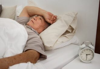  پیگیری مداوم اخبار قبل از خواب بی‌خوابی را تشدید می‌کند