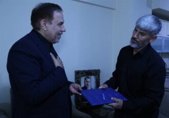خانواده شهدا چشم و چراغ ملت هستند