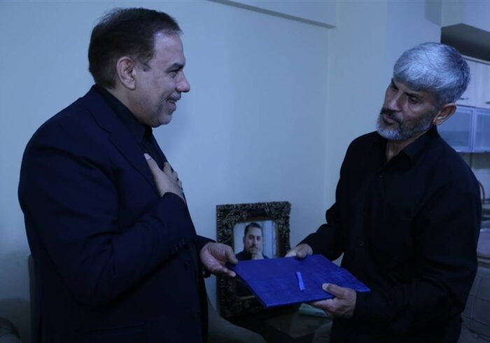 خانواده شهدا چشم و چراغ ملت هستند