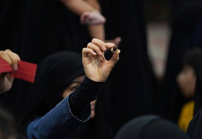 ما از حلقه‌های‌ ازدواج‌مان، حلقه‌ دار می‌سازیم بر گردن ترامپ