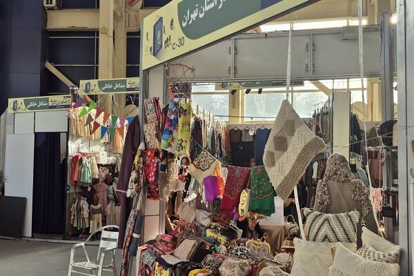 پشت غرفههای رنگارنگ، چه خبر است؟ اینجا هر محصول یک قصه دارد پشت غرفههای رنگارنگ، چه خبر است؟ اینجا هر محصول یک قصه دارد